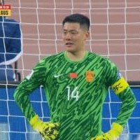 不应该啊！！！王大雷黄油手送礼，镜头给到他戴上了“痛苦面具”